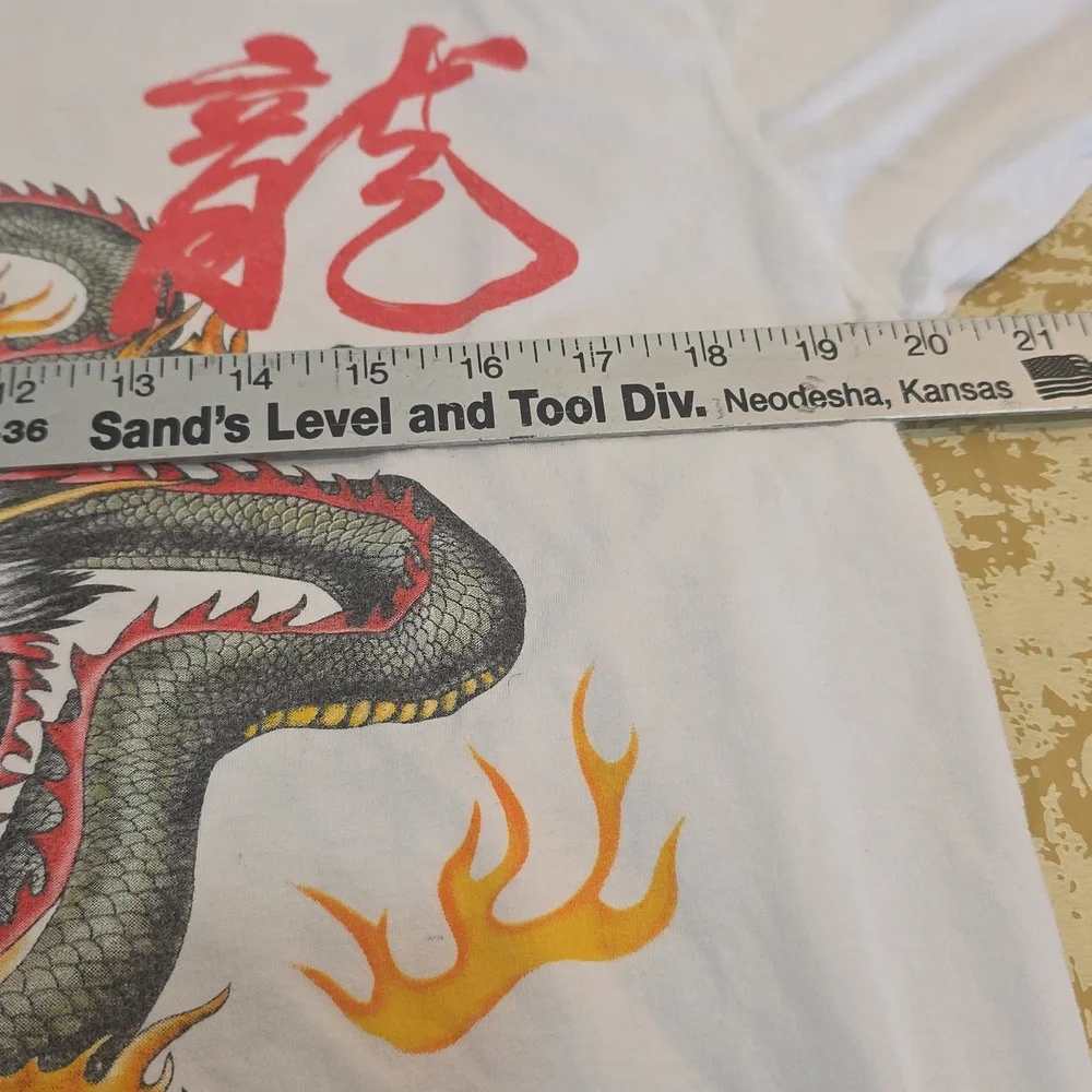 Vintage Hong Kong dragon graphic T-shirt.  - Picture 4 of 7